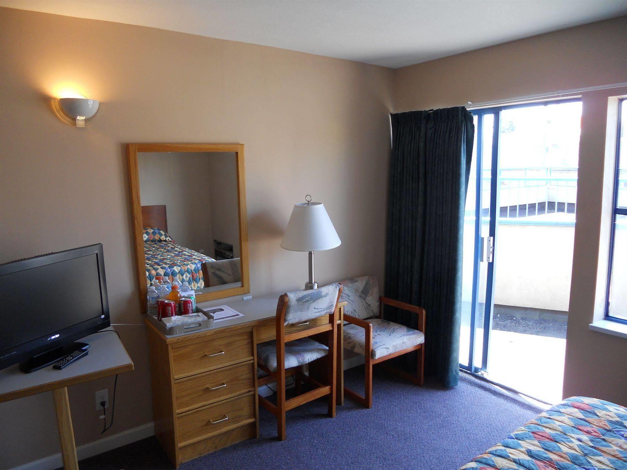 Happy Day Inn Burnaby Eksteriør billede