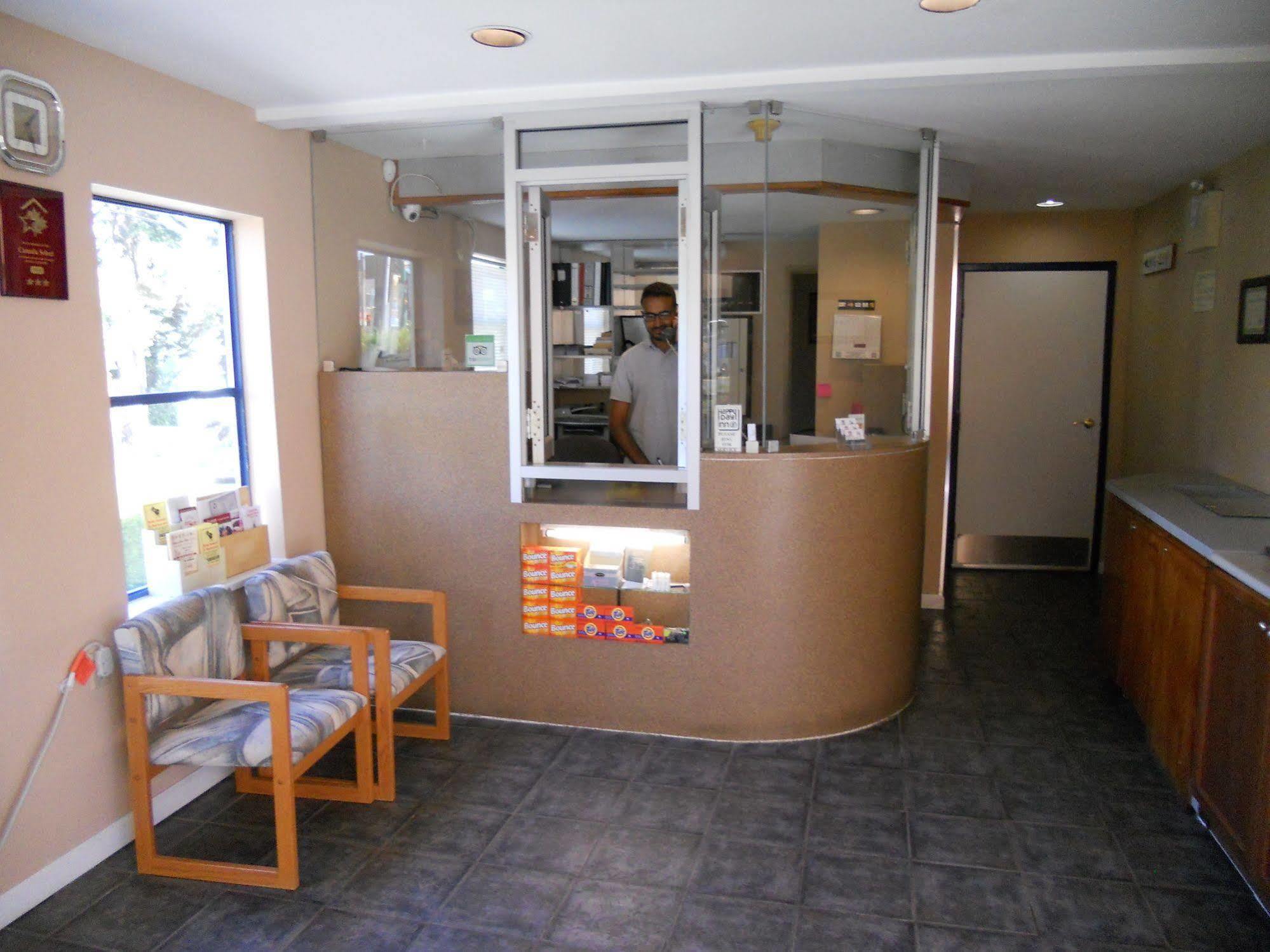 Happy Day Inn Burnaby Eksteriør billede